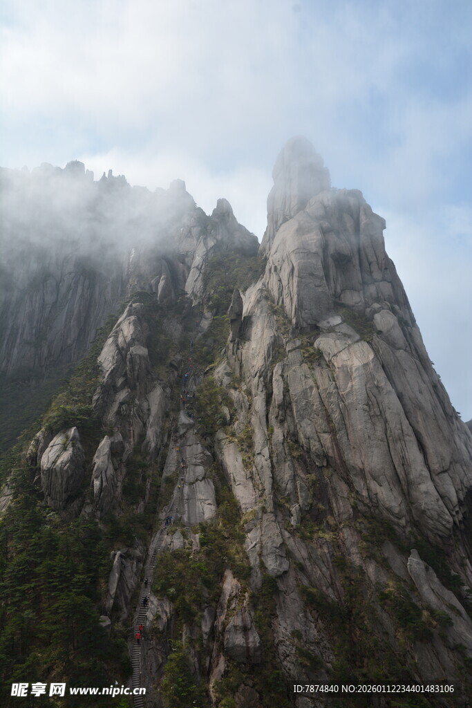 云雾缭绕的巍峨山峰