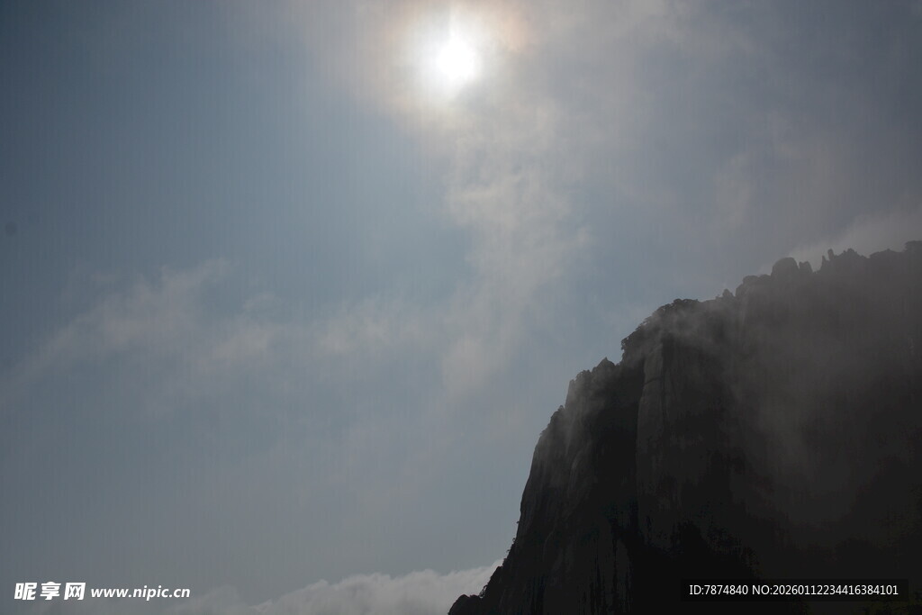 阳光下的巍峨山峰