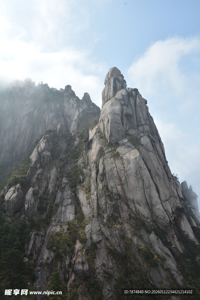 巍峨峻峭的壮丽山峰