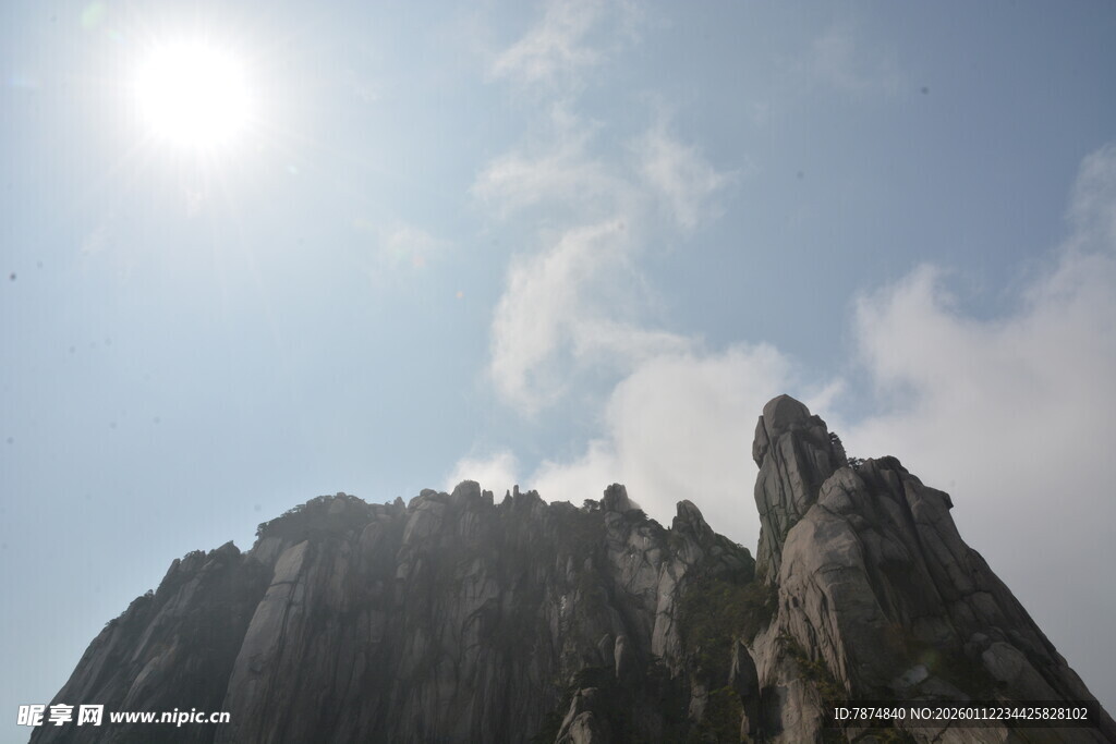 巍峨山峰映于晴朗天际