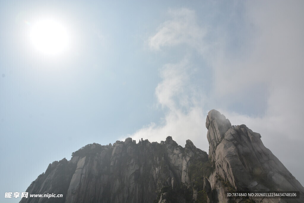 阳光下的巍峨山峰