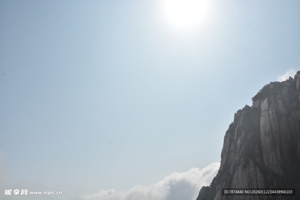 阳光照耀下的巍峨山巅