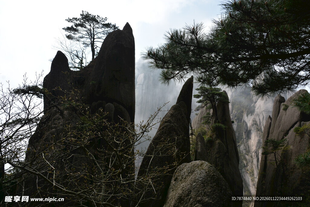奇峰耸立的壮丽山景
