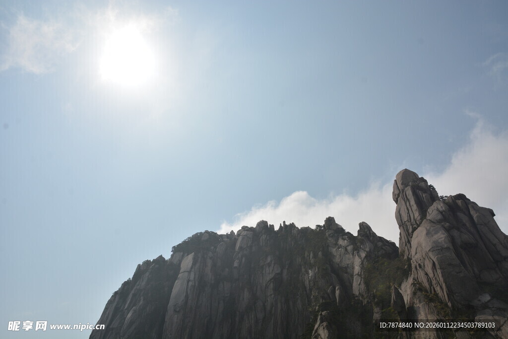 阳光下的巍峨山峰