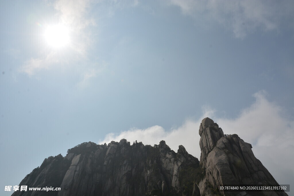 巍峨山峰映蓝天