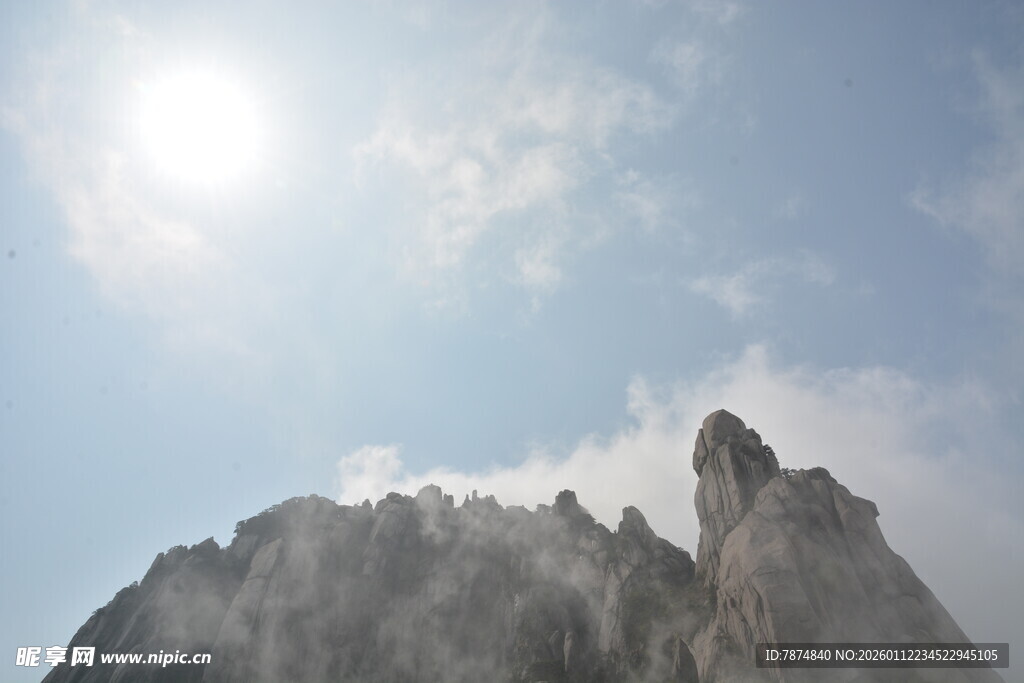 阳光下的巍峨山峰