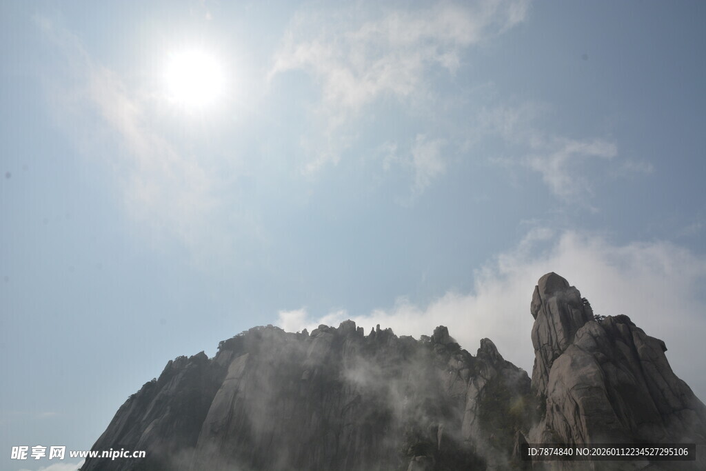 阳光照耀下的巍峨山峰