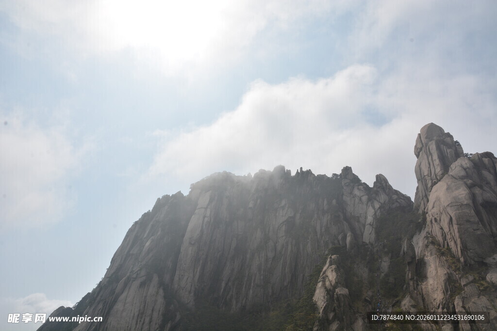 巍峨山峰映于蓝天白云