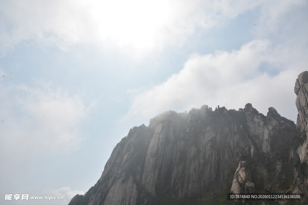 巍峨山峰映于蓝天白云间