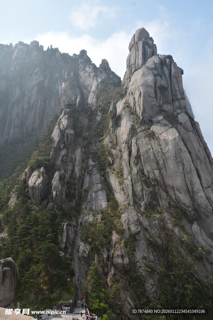 巍峨壮观的险峻山峰
