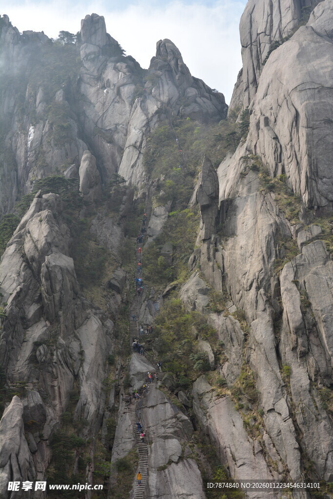 巍峨险峻的壮丽山景