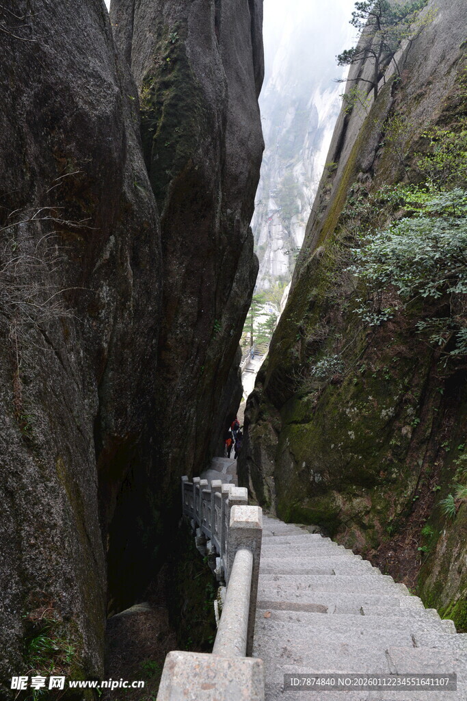 山间幽径穿行于巨石之间