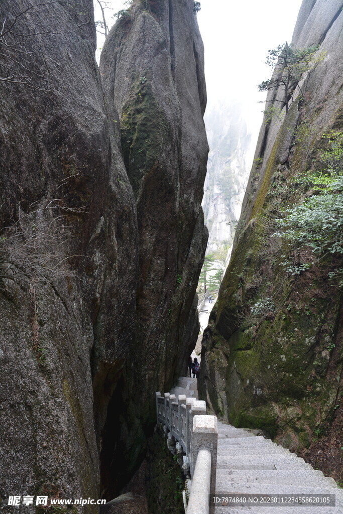 山间石缝中的狭窄步道
