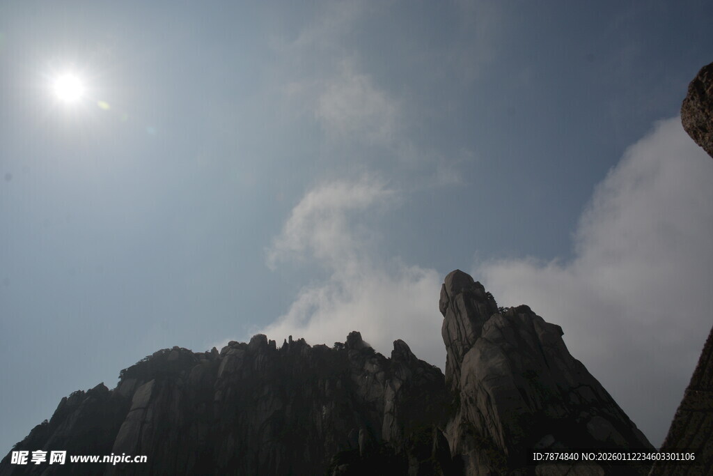 阳光下的巍峨山峰