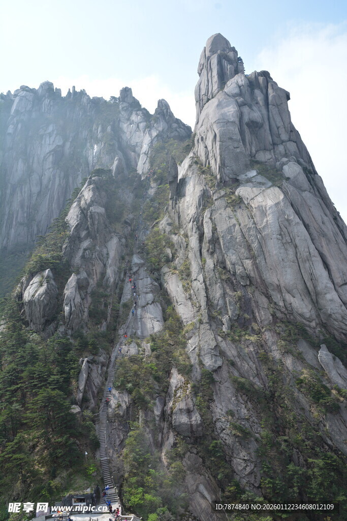 巍峨峻峭的壮丽山峰