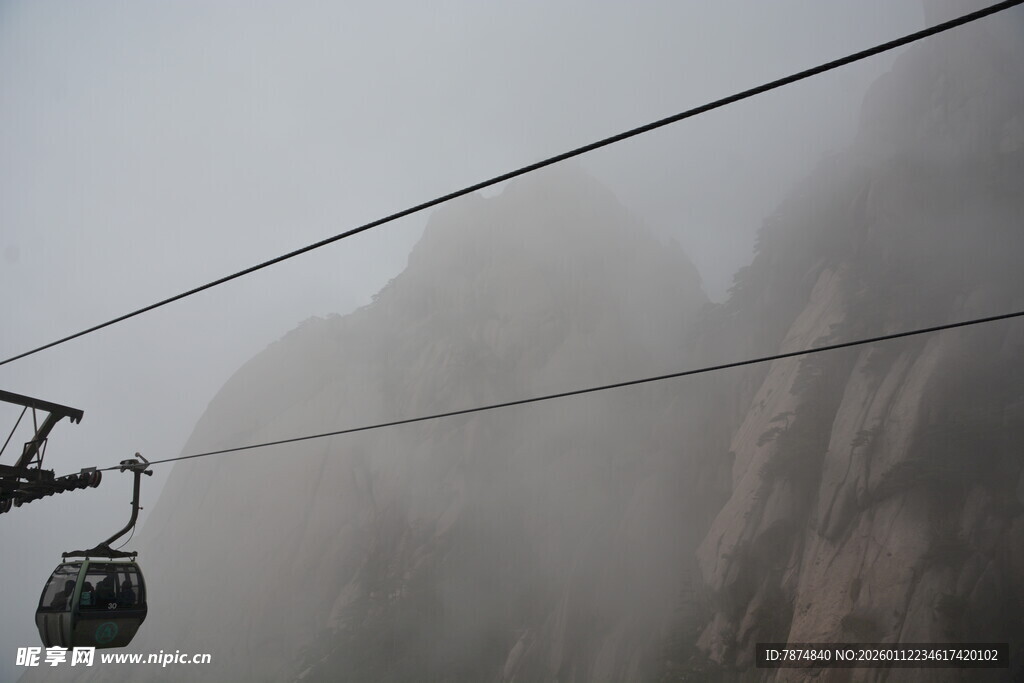 云雾中运行的山间缆车