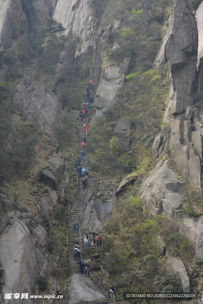 山间陡峭崖壁上的徒步者