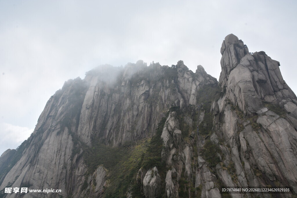 云雾缭绕的险峻山峰