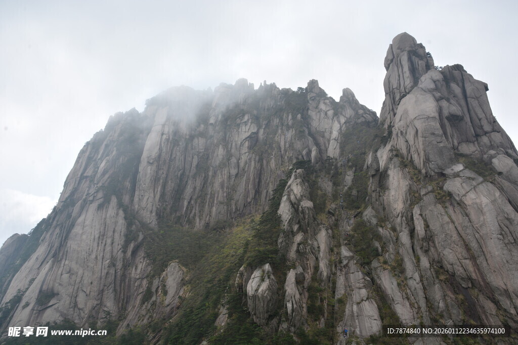 云雾缭绕的巍峨山峰