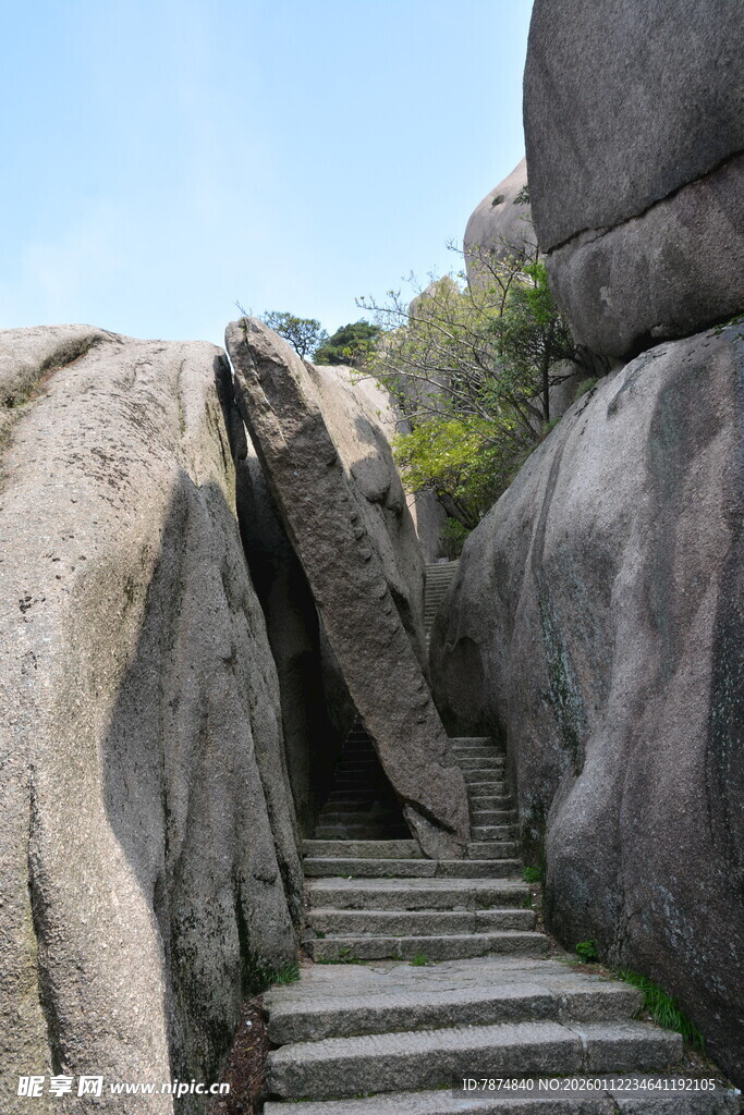 山间石径 穿行巨石之间