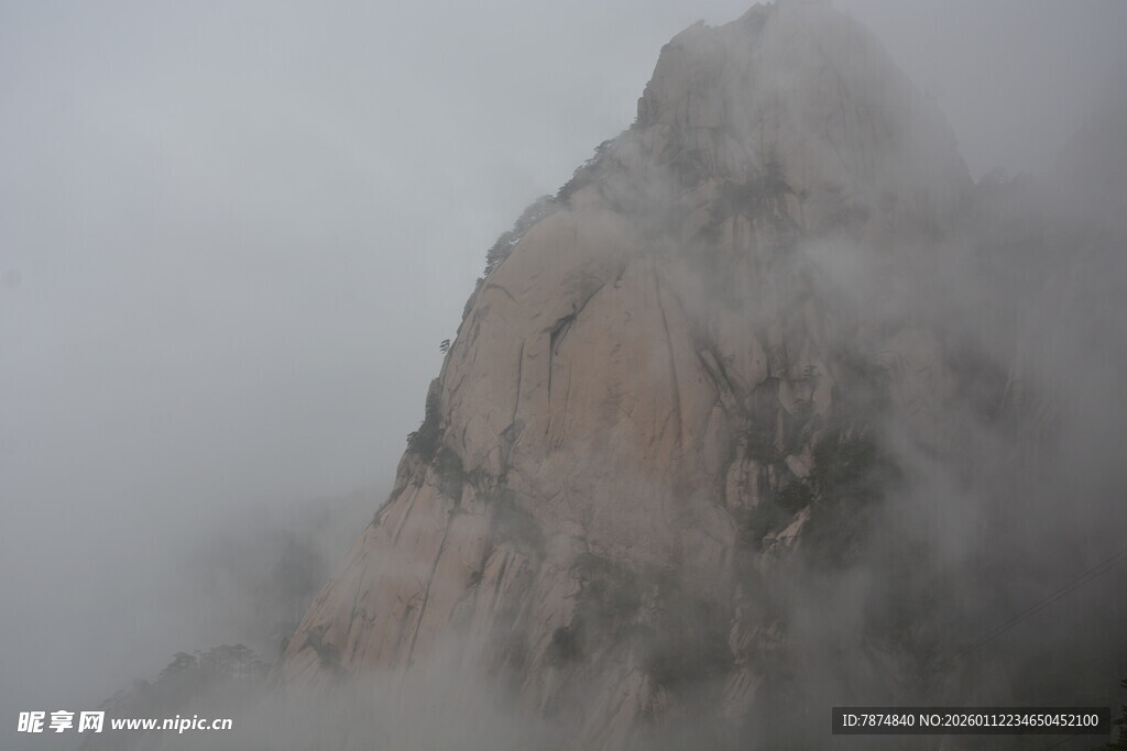 云雾缭绕的巍峨山峰