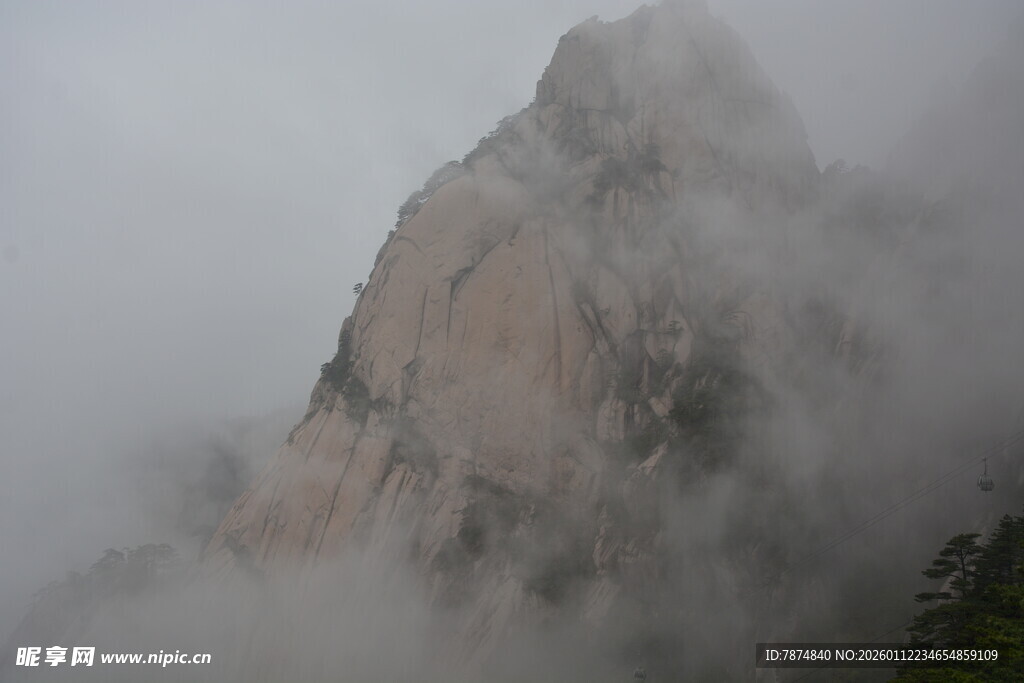 云雾缭绕的巍峨山峰