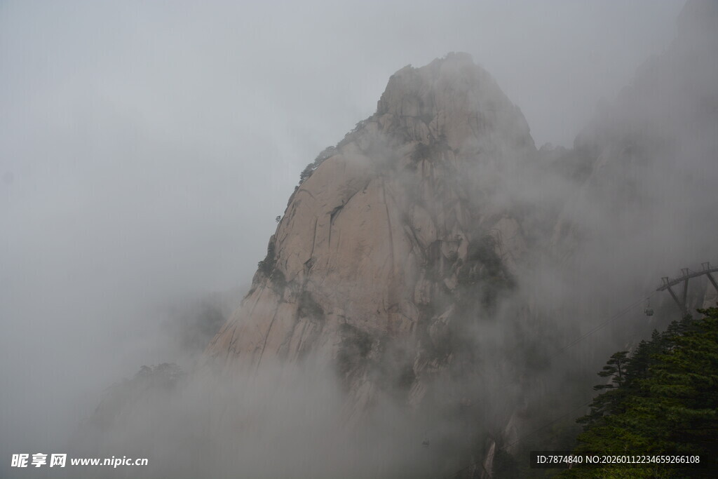 云雾缭绕的巍峨山峰