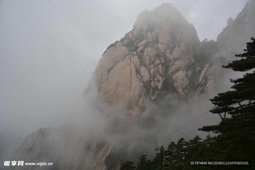 云雾缭绕的巍峨山峰
