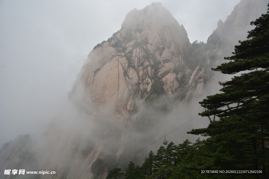 云雾缭绕的巍峨山峰