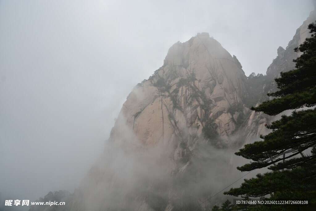云雾缭绕的巍峨山峰