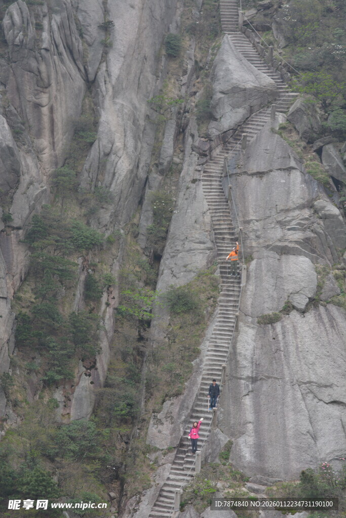 悬崖峭壁间的惊险攀登路