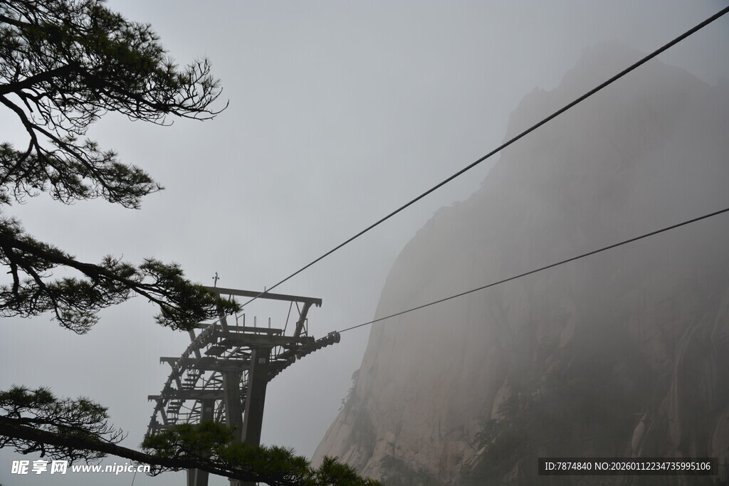 云雾中的山间索道