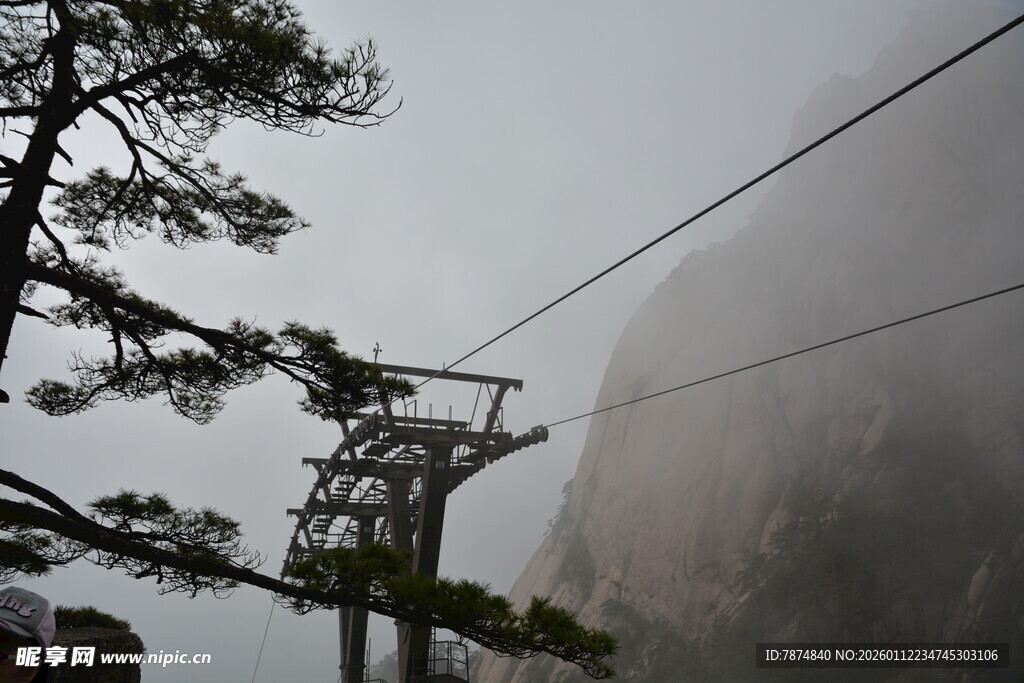 云雾中运行的山间缆车