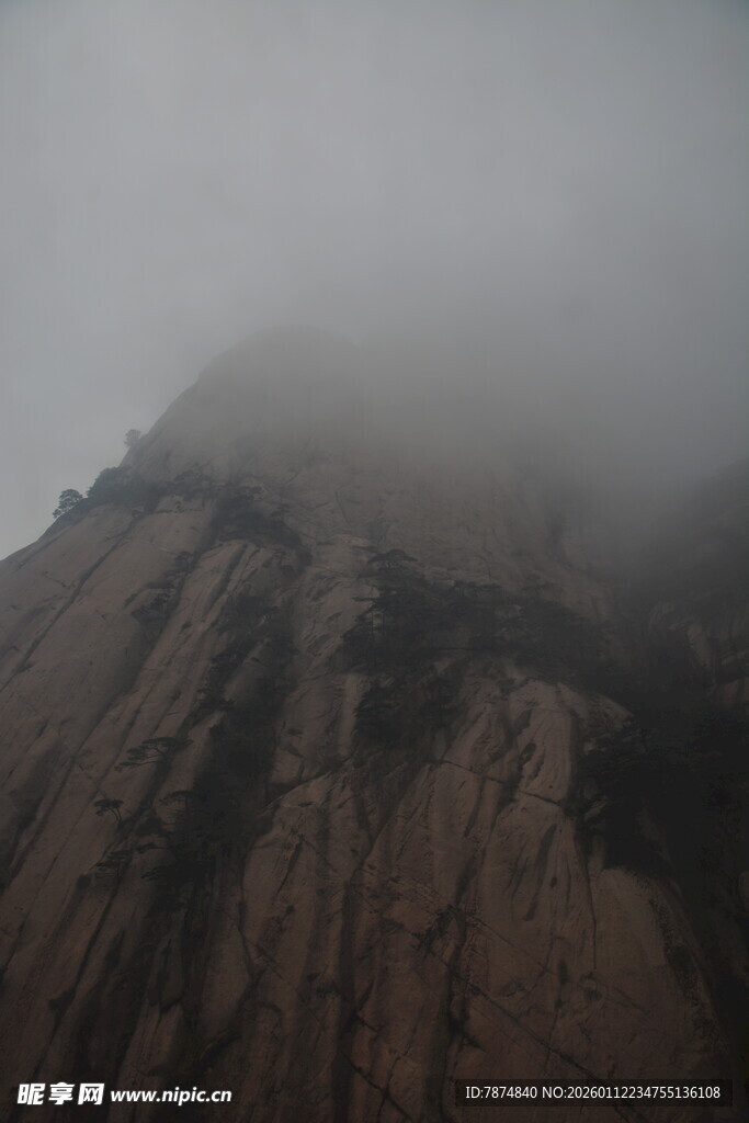 云雾缭绕的险峻山峰