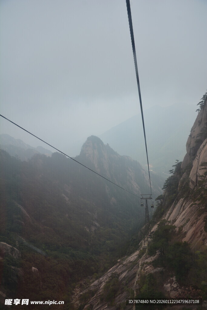 雾中索道穿行山间美景