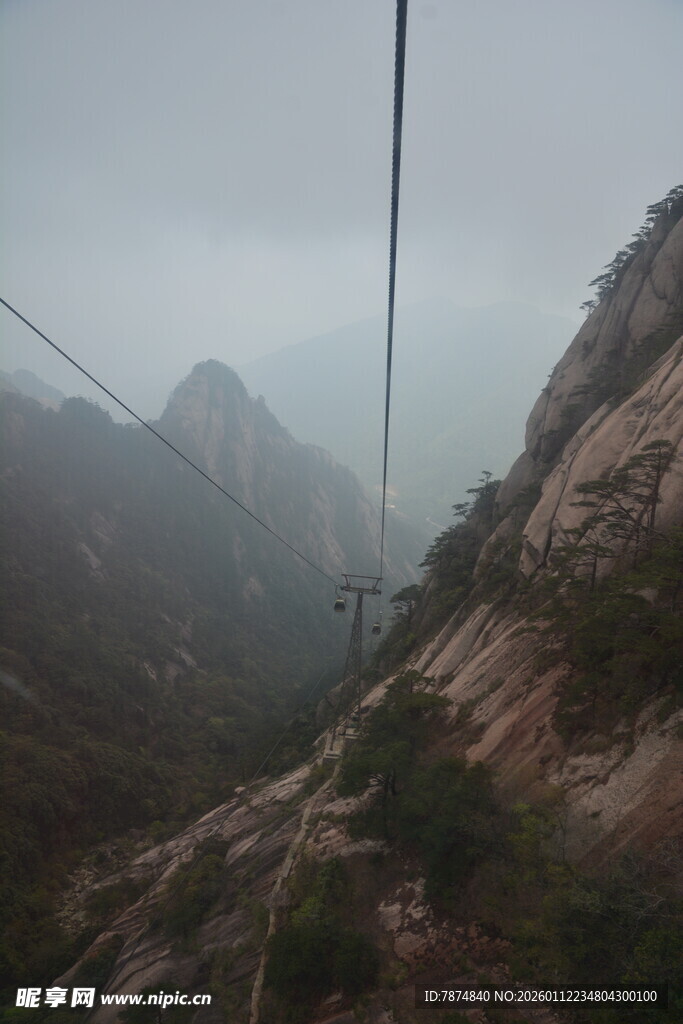 雾中索道穿梭山间美景