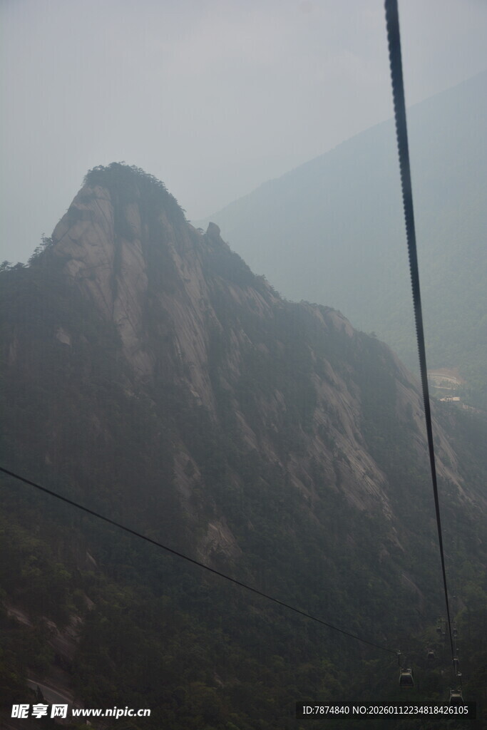缆车视角下的巍峨山峰