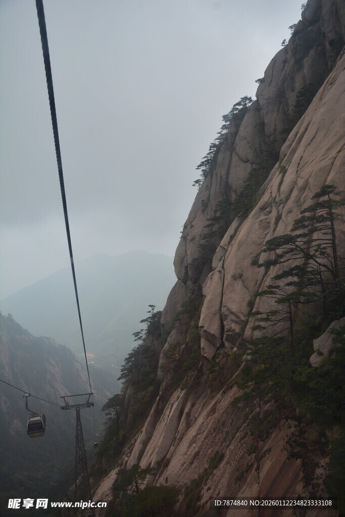 山间缆车穿梭于奇峰之间