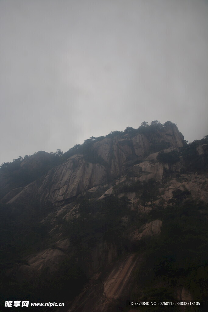 雾中朦胧的山峦景色