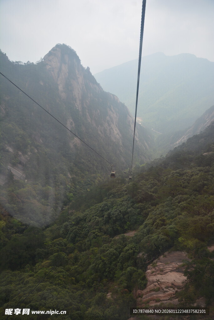 山间索道穿行壮丽山峦