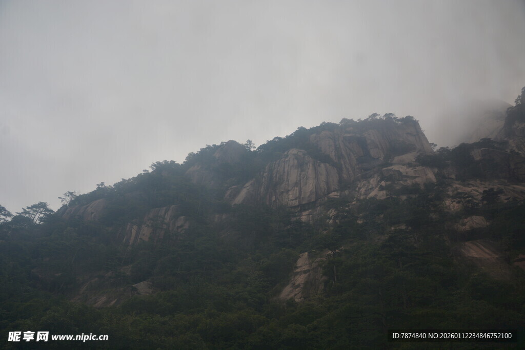 云雾缭绕的峻峭山峰