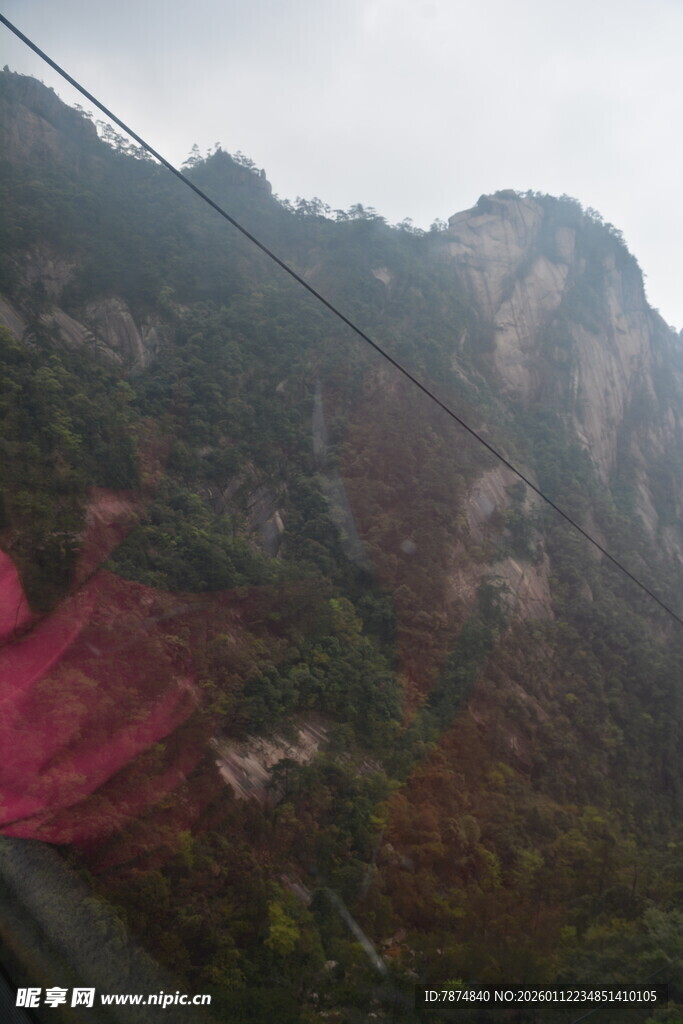 山间红叶与险峻山峰