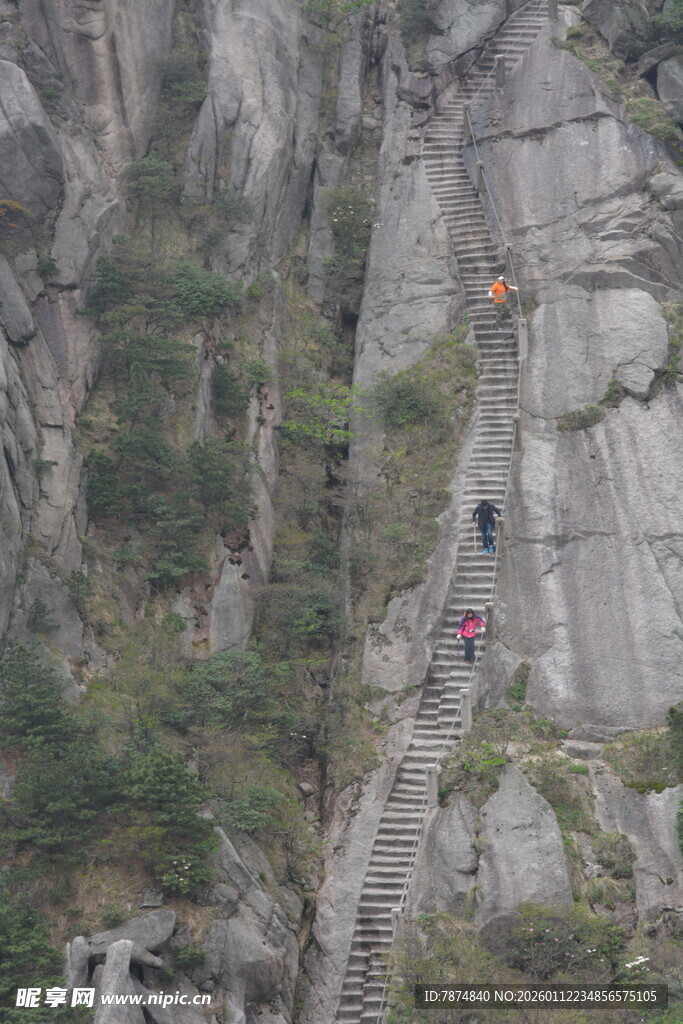 绝壁栈道上的探险者