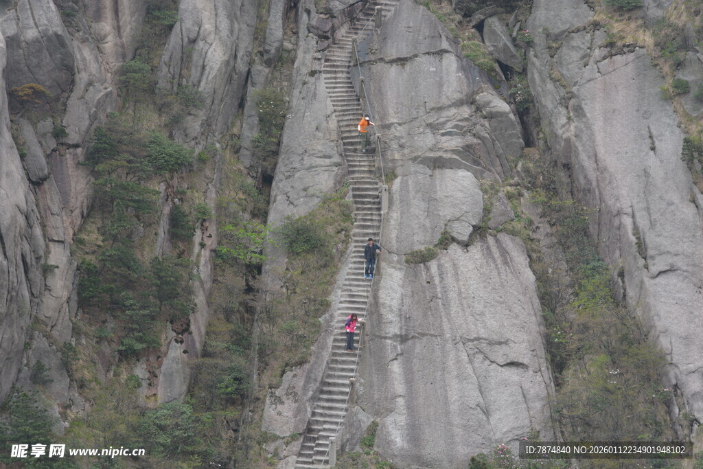 攀岩者挑战陡峭岩壁