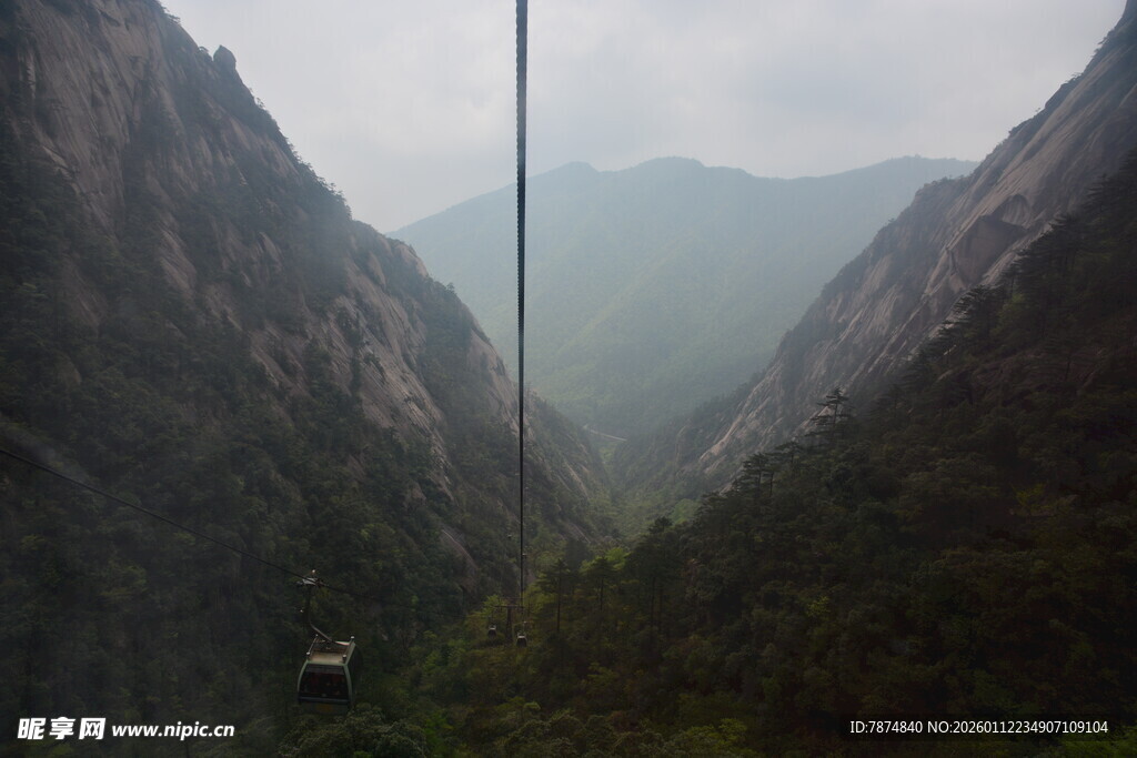 山间索道穿行壮丽峡谷