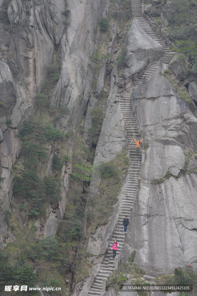 峭壁上的攀岩者