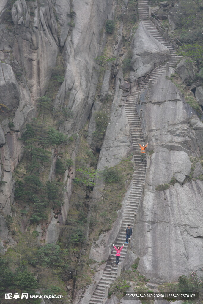 攀岩者挑战陡峭岩壁