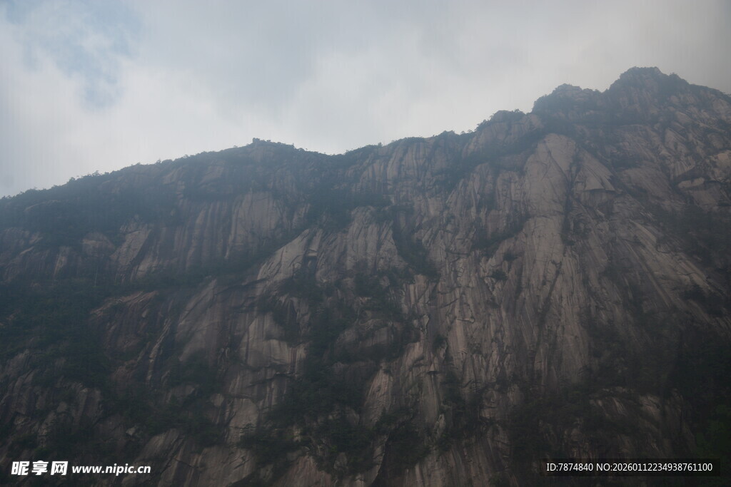 巍峨山峰壮丽景致