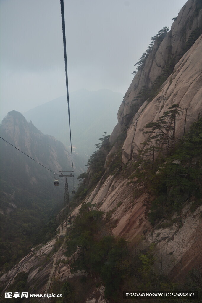 山间朦胧索道景