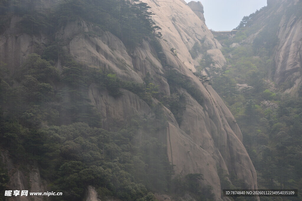 巍峨险峻的壮丽山景